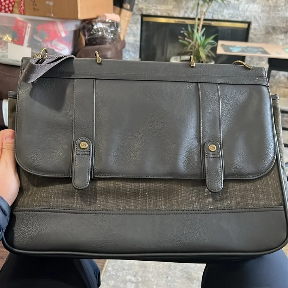 Solo Thompson 15.6-Inch Briefcase with Padded Laptop Compartment, Brown